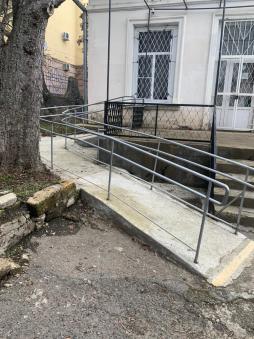 Пандус и и поручни для доступа в здание малоподвижных категорий граждан